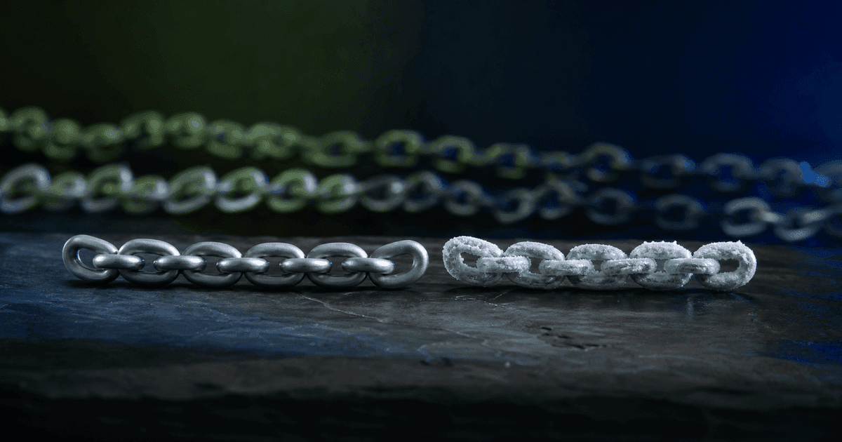 Two seven-link chains in bare metal and mineral-coated finishes show distinct TB-500 chemical forms.